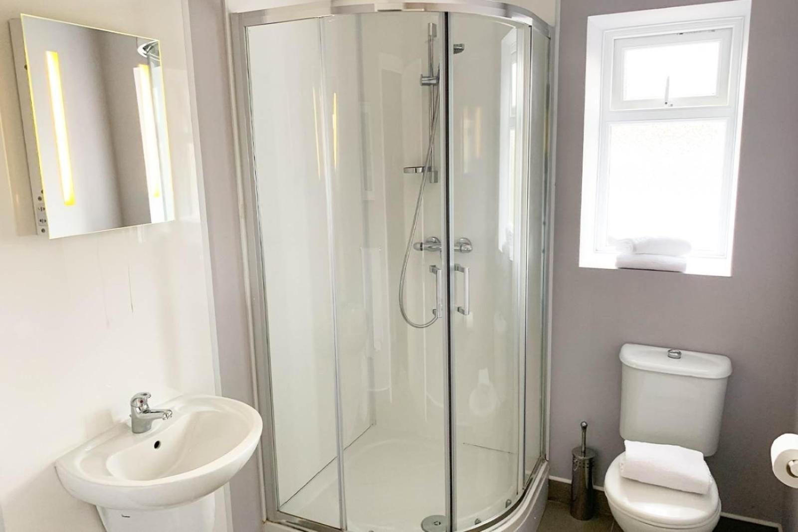 Rathlin Apartment - 2 Bedroom With Hot Tub บัลลีคาสเซิล ภายนอก รูปภาพ